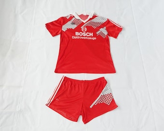 ADIDAS ヴィンテージ 1980 年代 レア by Ventex フットボール チーム セット シャツとショーツ、サイズ UK 32/34、US L、レッド / ホワイト