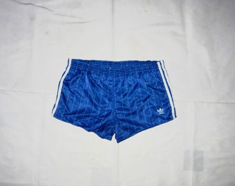Adidas Vintage 80er bis 90er Jahre Trefoils selten Made in Jugoslawien Erwachsene Fußball Blau glänzend Shorts, Größe D7, UK-M/L, USA - M/L, Blau/weiß
