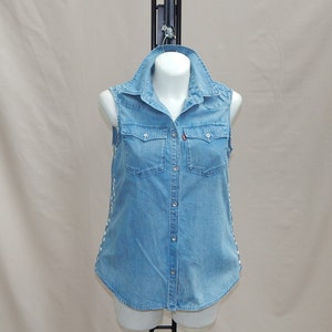 Chemise bleu denim sans manches LEVI&#39;S vintage des années 90 pour femmes. Taille S. Bleu