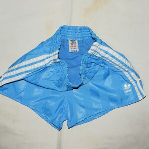 ADIDAS vintage des années 70 très rare fabriqué en Yougoslavie, short court à rayures brillantes de football adulte, taille D5, UK-M, US-M, it 5. bleu clair image 2