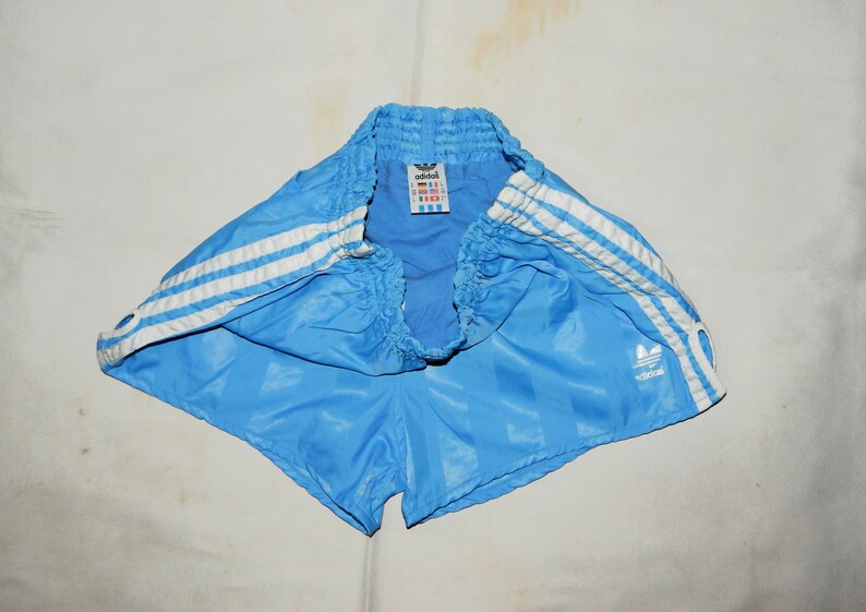 ADIDAS vintage des années 70 très rare fabriqué en Yougoslavie, short court à rayures brillantes de football adulte, taille D5, UK-M, US-M, it 5. bleu clair image 2