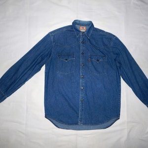 Levi&#39;s Vintage 90s Excellent męska koszula z długim rękawem w kolorze niebieskim jeansowym. Rozmiar na metce: L. Niebieskie jeansy