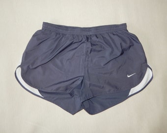 NIKE Adults' Running Training Short Shorts. Taille de l’étiquette: M, GB 39/41, D 48/52. Gris/Blanc