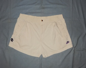 Short de sport de tennis rare de la collection vintage 80 Nike. Taille de l'étiquette L. Blanc