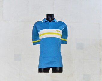 Polo à manches courtes en coton piqué blanc Fila vintage des années 90 pour homme. Taille de l'étiquette : US L, It 52/54, D 52, Transparent/Bleu/Jaune/Blanc