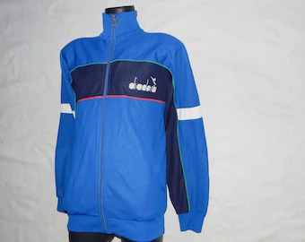 Diadora vintage 80s Amazing Rare Adults' Football Tennis Tracksuit Top Jacket. Taille de l’étiquette 52 / L, US-M, UK-M / L. Couleurs bleues.