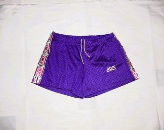 Short court de course ASICS vintage des années 80 pour adultes fabriqué en Italie. Taille de l'étiquette XL. Violet, rose, blanc