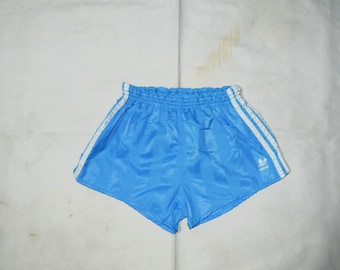 ADIDAS Vintage 70er Jahre, sehr selten, hergestellt in Jugoslawien, glänzend gestreifte kurze Fußball-Shorts für Erwachsene, Größe D5, UK-M, US-M, It 5. Hellblau