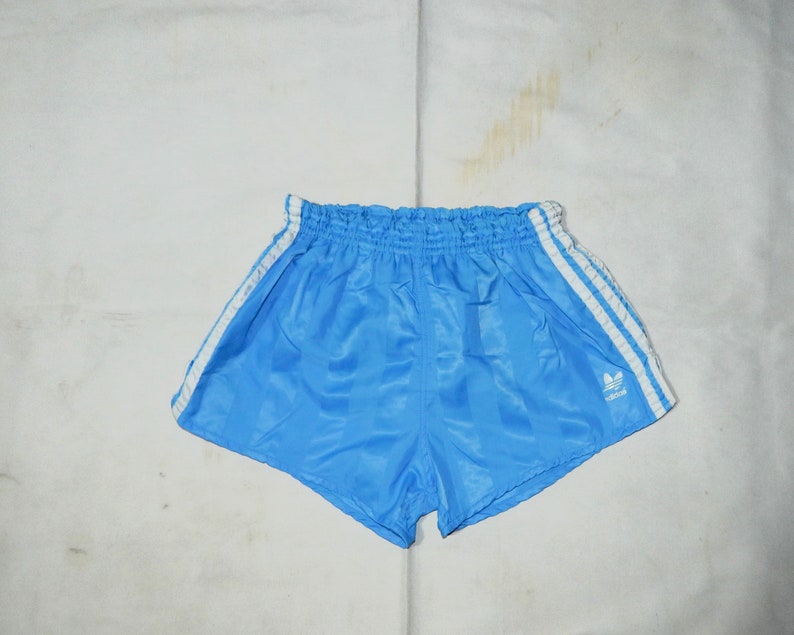 ADIDAS vintage des années 70 très rare fabriqué en Yougoslavie, short court à rayures brillantes de football adulte, taille D5, UK-M, US-M, it 5. bleu clair image 1