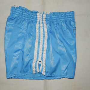 ADIDAS vintage des années 70 très rare fabriqué en Yougoslavie, short court à rayures brillantes de football adulte, taille D5, UK-M, US-M, it 5. bleu clair image 6