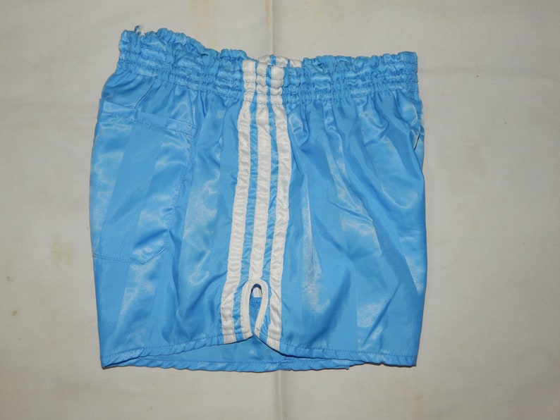 ADIDAS vintage des années 70 très rare fabriqué en Yougoslavie, short court à rayures brillantes de football adulte, taille D5, UK-M, US-M, it 5. bleu clair image 6