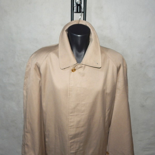 Burberry vintage années 90 Excellent Manteau de pluie à poitrine unique penché pour hommes. Taille de l’étiquette 52R .  Beige