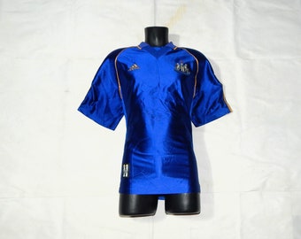 Maillot Newcastle United vintage des années 90 officiel de l'équipe de football Adidas. Taille de l'étiquette : L. Bleu/jaune
