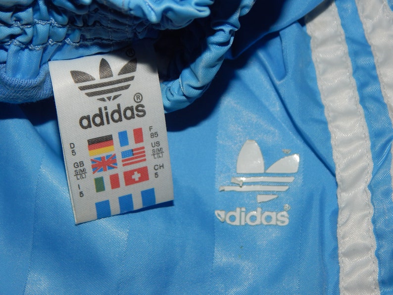 ADIDAS vintage des années 70 très rare fabriqué en Yougoslavie, short court à rayures brillantes de football adulte, taille D5, UK-M, US-M, it 5. bleu clair image 3