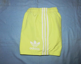 ADIDAS Vintage 80er Jahre Stil Trefoil Erwachsene Fußball Lauf Trainingsshorts Made in Portugal. Etikett Größe: S. Gelb / Weiß