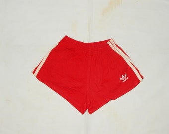 Short de football ADIDAS vintage des années 70 à 80 Trefoil pour adulte fabriqué en Allemagne de l'Ouest. Taille de l'étiquette : 3, D 3, XXS américain (M), XXS britannique (M). Rouge/Blanc