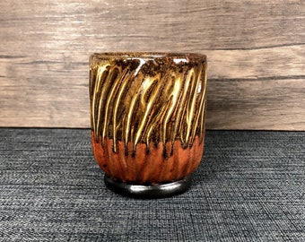 Kleine keramische beker, aardewerken beker, mok van aardewerk