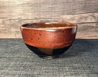 Roze keramische kom, kom ijs, kom van aardewerk