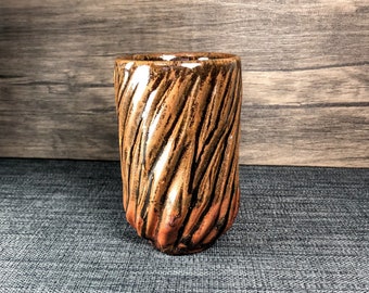 Hoge keramische kop, lattemok, aardewerk beker