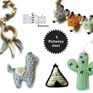 Könnte beinhalten: Ein Set mit fünf Häkelanleitungen für Babyspielzeug, darunter ein Lama, ein Kaktus, ein Tipi, ein Fuchs und eine Holzrassel mit Federn. Die Anleitungen sind als Paket zu einem reduzierten Preis erhältlich. Das Bild enthält auch den Text "Biekado Pattern" und "5 Patterns deal".