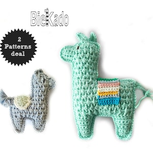 Puede incluir: Dos patrones de amigurumi de llama de crochet. La llama de la izquierda es gris con una silla de montar verde claro. La llama de la derecha es verde claro con una silla de montar arcoíris. El texto "2 Patterns deal" está en una estrella negra.