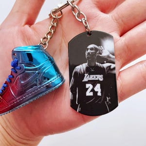 Spersonalizowany brelok i zestaw upominkowy z kartką 3D Mini niebieski i czerwony brelok do butów sportowych z wygrawerowanym stalowym tagiem Kobego Bryanta Prezent dla przyjaciela