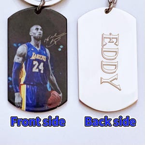 Juego de llavero personalizado de Kobe Bryant, con dije de zapatilla morada en 3D y etiqueta de acero grabada, regalo para un amigo.