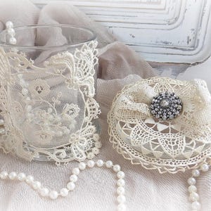 Pot déco vintage en dentelle ancienne.