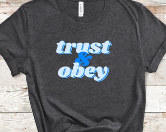 Fidati e obbedisci, maglietta cristiana, abbigliamento basato sulla fede, camicia cristiana, camicia del versetto della Bibbia, maglietta delle Scritture, camicia messianica, camicia credi