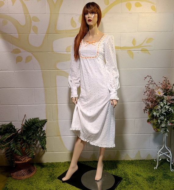 Vintage 1960s White Cotton Broderie Anglaise Mode… - image 1