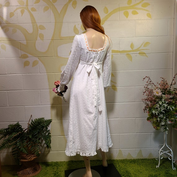 Vintage 1960s White Cotton Broderie Anglaise Mode… - image 3