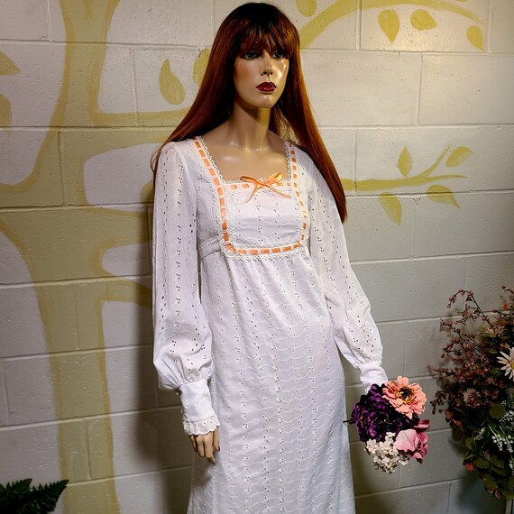 Vintage 1960s White Cotton Broderie Anglaise Mode… - image 8