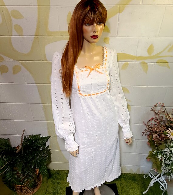 Vintage 1960s White Cotton Broderie Anglaise Mode… - image 9