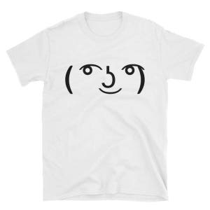 Könnte beinhalten: Weißes T-Shirt mit einem schwarzen ( ͡° ͜ʖ ͡°) Emoticon auf der Vorderseite.