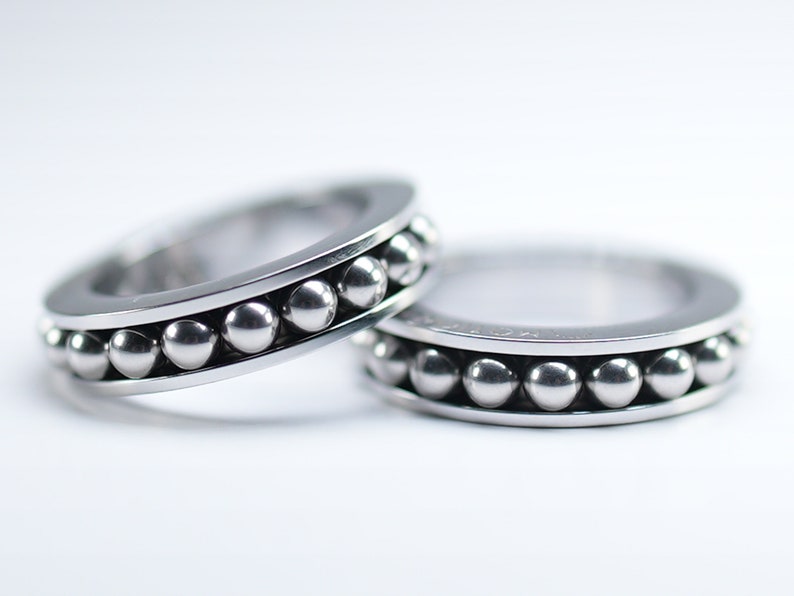 Puede incluir: Dos anillos de plata con una fila de peque&ntilde;as cuentas de plata alrededor de la banda.