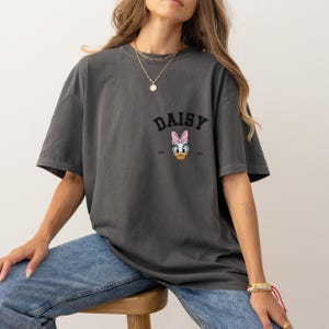 Disney Comfort Color, Retro Daisy Duck Shirt, Daisy Duck Trip Shirt, Daisy est 1940 Shirt, Disney Girl Trip Shirt, Disney Vacation 00180 Bild 5