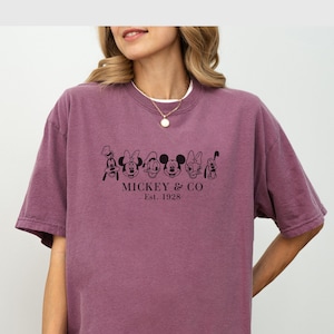 Comfort Color® Disney Couple Shirts, Mickey and Friends Mickey Co est 1928, Magic Kingdom Shirt, Disney trip 2026 Disney Matching Tee 00126 afbeelding 5