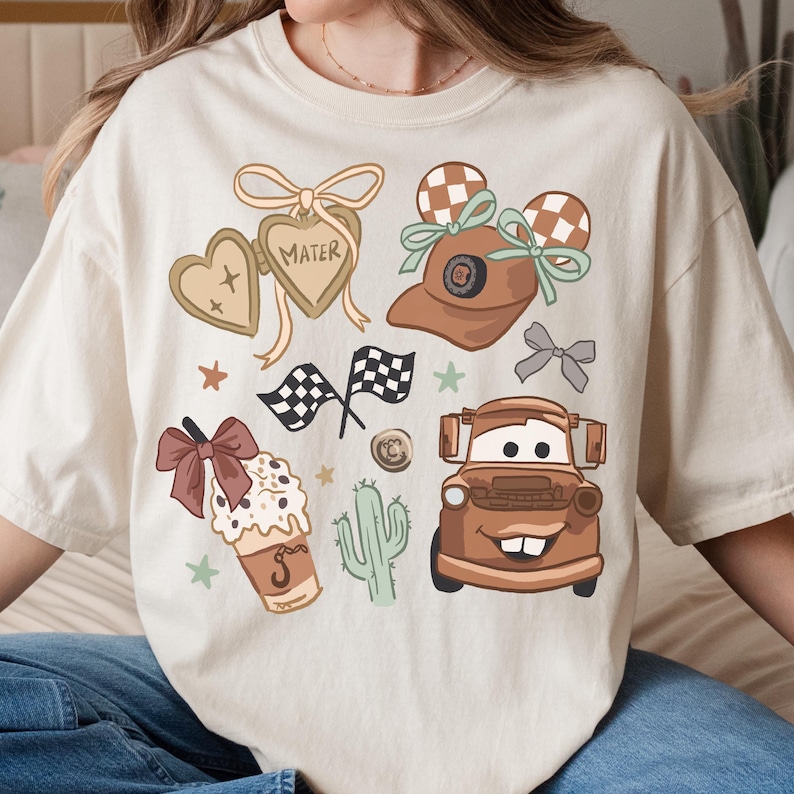 Camiseta Comfort Color® Disney Tow Mater Coquette Bow para Halloween, camiseta de otoño de Lightning McQueen, camiseta de viaje a Disney Doc Hudson, camiseta de viaje a Disney 00931 imagen 2