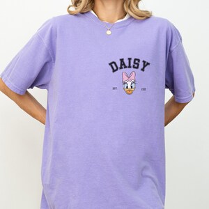 Disney Comfort Color, Retro Daisy Duck Shirt, Daisy Duck Trip Shirt, Daisy est 1940 Shirt, Disney Girl Trip Shirt, Disney Vacation 00180 Bild 4