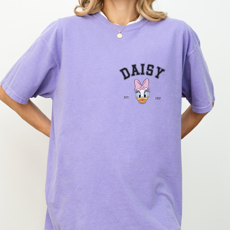 Disney Comfort Color, Retro Daisy Duck Shirt, Daisy Duck Trip Shirt, Daisy est 1940 Shirt, Disney Girl Trip Shirt, Disney Vacation 00180 Bild 4