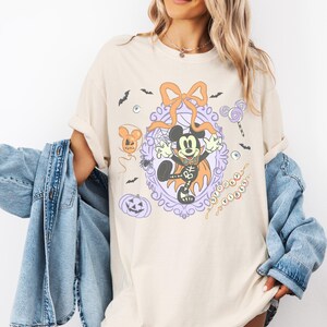 Comfort Color® Disney Mickey Ghost Shirt, Disneyland Halloween Shirt, Disney Mickey Halloween, Coquette Bow Mickey Halloween shirt 00910 Bild 1