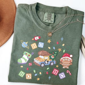 Comfort Color® Disney Pixar Toy Story Christmas Shirt Woody Shirt Pizza Planet shirt Buzz Hamm Rex Tee Magic Kingdom Disneyland trip 001145 imagem 10
