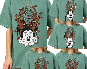 Camiseta Comfort Colors® Mickey y sus amigos con luces navideñas, Camiseta de luces navideñas de Disney, Camiseta navideña de Mickey, Minnie y Goofy, Camiseta de viaje a Disney 001235