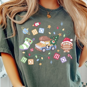 Comfort Color® Disney Pixar Toy Story Christmas Shirt Woody Shirt Pizza Planet shirt Buzz Hamm Rex Tee Magic Kingdom Disneyland trip 001145 imagem 3