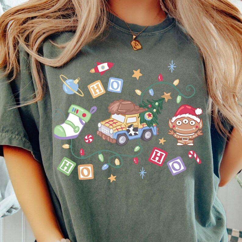 Comfort Color® Disney Pixar Toy Story Christmas Shirt Woody Shirt Pizza Planet shirt Buzz Hamm Rex Tee Magic Kingdom Disneyland trip 001145 imagem 3