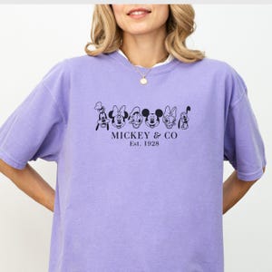 Comfort Color® Disney Couple Shirts, Mickey and Friends Mickey Co est 1928, Magic Kingdom Shirt, Disney trip 2026 Disney Matching Tee 00126 afbeelding 6