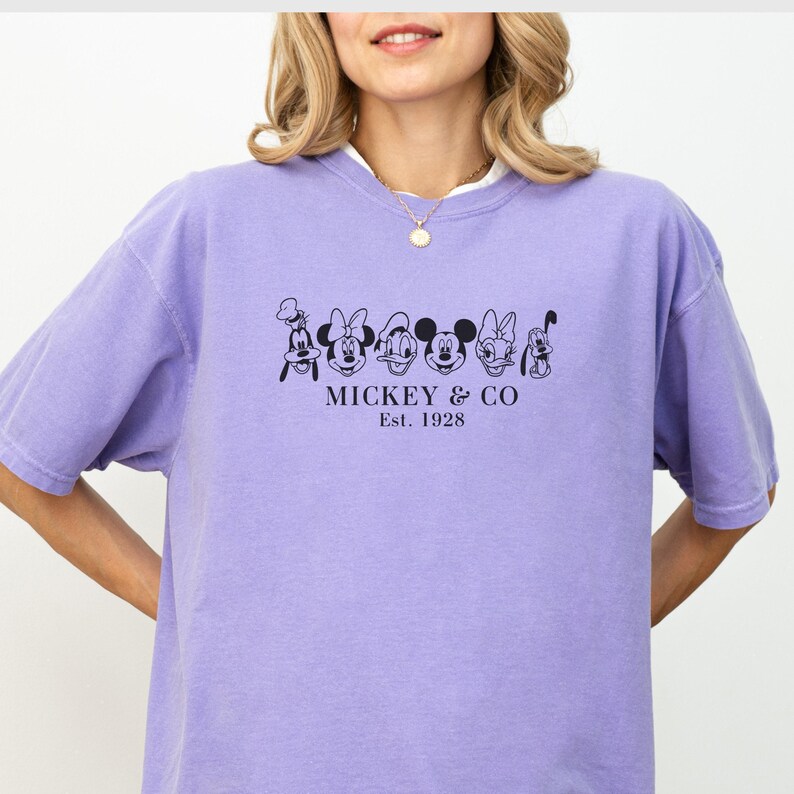 Comfort Color® Disney Couple Shirts, Mickey and Friends Mickey Co est 1928, Magic Kingdom Shirt, Disney trip 2026 Disney Matching Tee 00126 afbeelding 6
