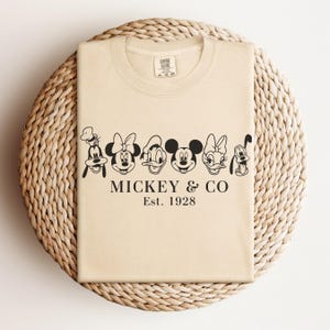 Comfort Color® Disney Couple Shirts, Mickey and Friends Mickey Co est 1928, Magic Kingdom Shirt, Disney trip 2026 Disney Matching Tee 00126 afbeelding 7