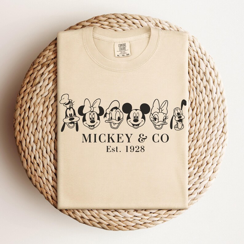 Comfort Color® Disney Couple Shirts, Mickey and Friends Mickey Co est 1928, Magic Kingdom Shirt, Disney trip 2026 Disney Matching Tee 00126 afbeelding 7