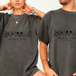 Comfort Color® Disney Couple Shirts, Mickey and Friends Mickey Co est 1928, Magic Kingdom Shirt, Disney trip 2026 Disney Matching Tee 00126 afbeelding 1